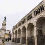 Il fianco destro della struttura, con il suo distintivo loggiato composto da sei esafore, � fronteggiato dalla guglia dell'Immacolata: un obelisco di stile barocco costruito in segno di devozione alla Vergine per aver risparmiato Bitonto dal terremoto del 1731